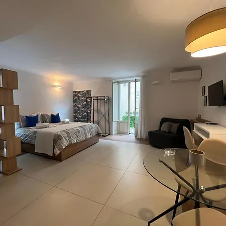 Guest house Queen House *
